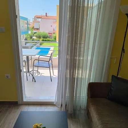 Poolview Apartament Ofrínion